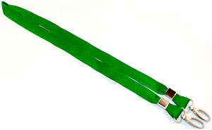 Зеленая лента с двумя матовыми карабинами, 20мм
